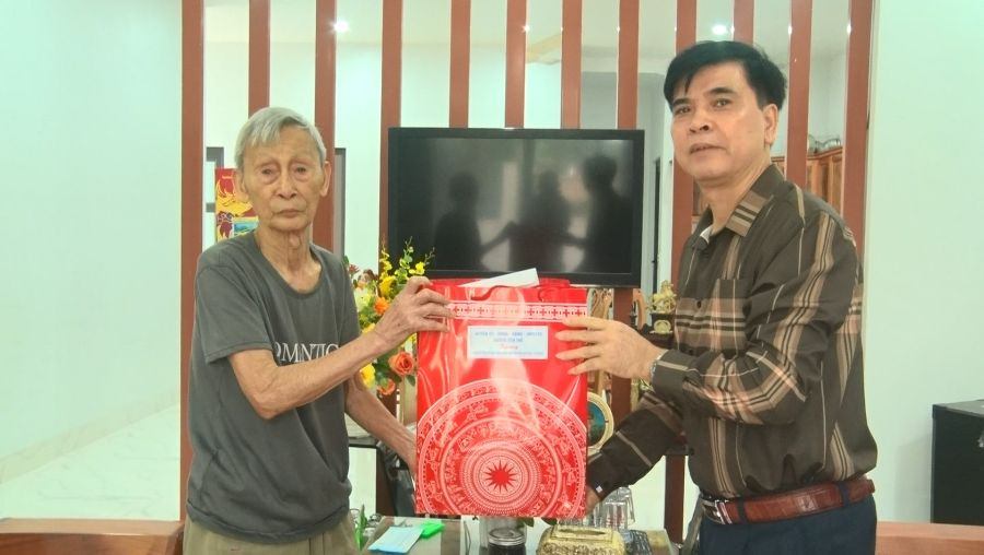 Đồng chí Phó Chủ tịch Thường trực UBND huyện  tặng quà chiến sĩ Điện Biên và trao tiền sửa chữa nhà ở cho hộ cận nghèo|