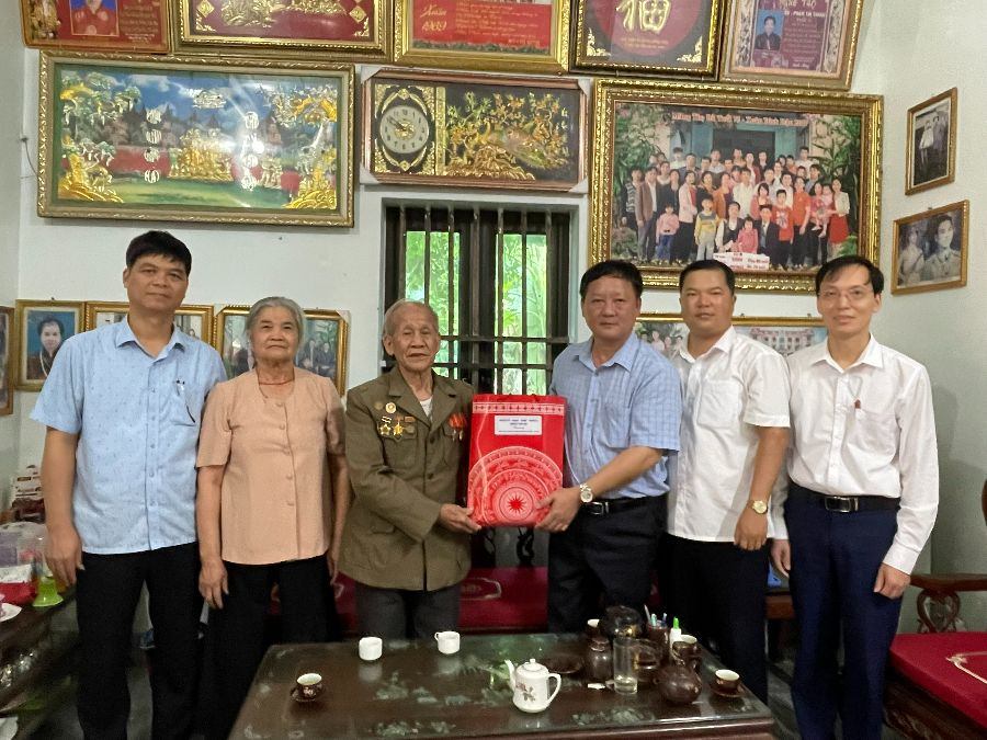 Chủ tịch UBND huyện tặng quà cho các chiến sĩ Điện Biên|