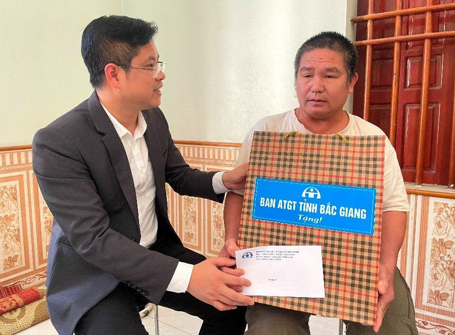 Đồng chí Giáp Xuân Cảnh, PBT Tỉnh đoàn thăm, tặng quà  gia đình nạn nhân bị TNGT tại huyện Yên Thế
