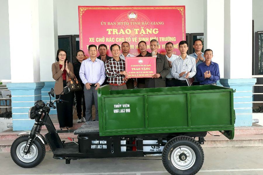Ủy ban MTTQ tỉnh trao tặng xe chở rác cho thôn Trại Cọ, xã Tam Hiệp