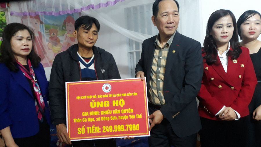 Báo Dân trí tổ chức trao kinh phí bạn đọc hỗ trợ  bệnh nhân bị ung thư tại xã Đông Sơn, huyện Yên Thế