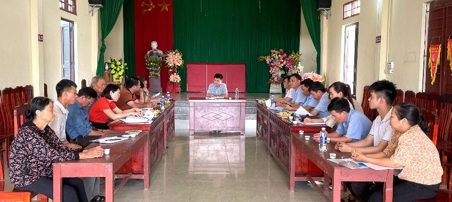 Đồng chí Bí thư Huyện ủy dự sinh hoạt chi bộ bản Trại Nhì, xã Hồng Kỳ