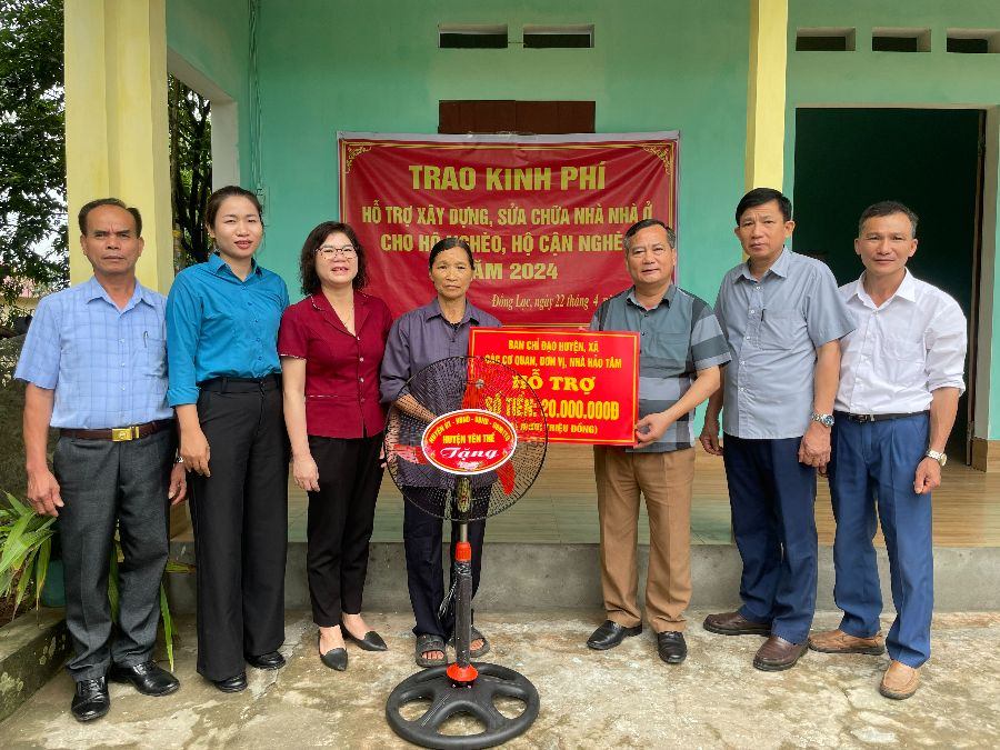 Đồng chí Chủ tịch HĐND huyện trao kinh phí hỗ trợ xóa nhà tạm cho hộ nghèo xã Đồng Lạc và Đồng Hưu
