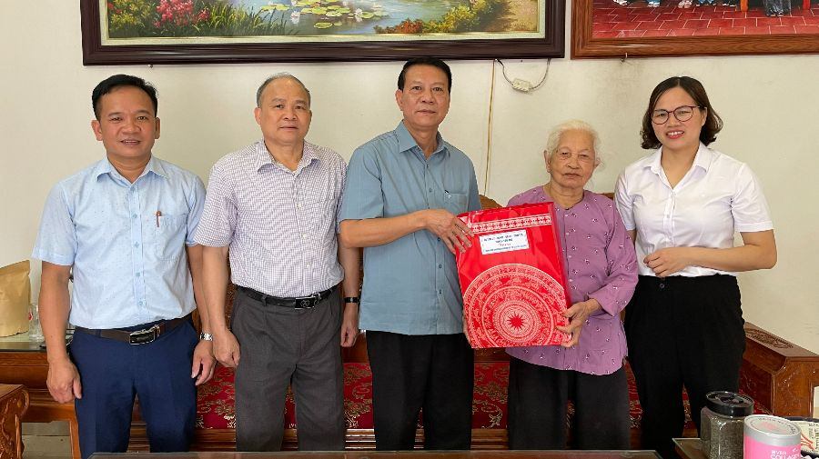 PCT UBND huyện thăm, tặng quà chiến sĩ Điện Biên
