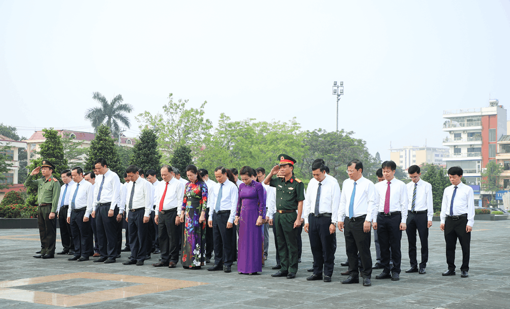 Các đồng chí lãnh đạo tỉnh Bắc Giang dâng hương tưởng niệm các Anh hùng liệt sĩ|